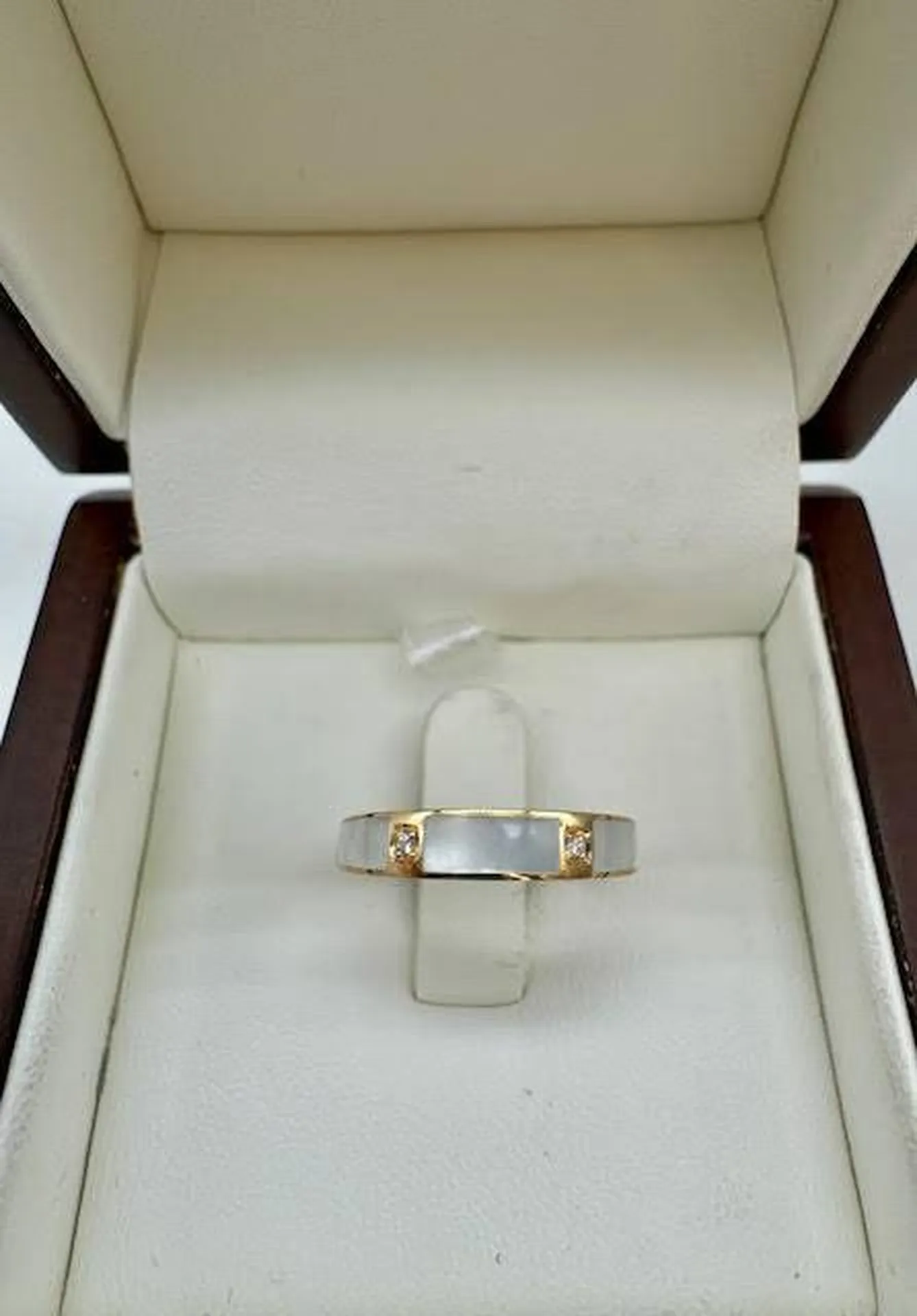 Élégance intemporelle : Bague en Or Rose, Nacre et Diamants chez Or Ligne à La Teste