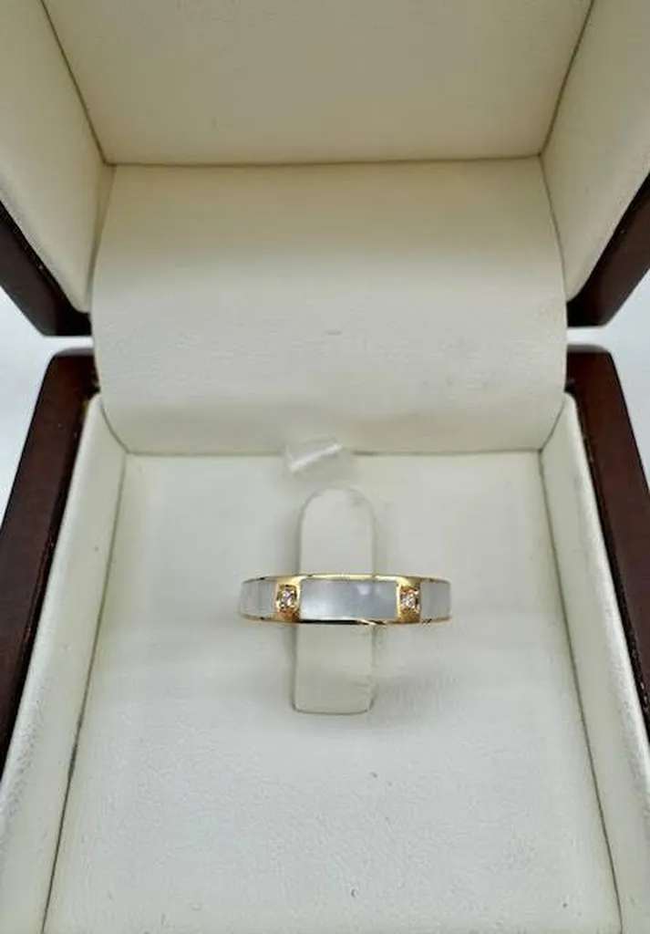 Élégance intemporelle : Bague en Or Rose, Nacre et Diamants chez Or Ligne à La Teste