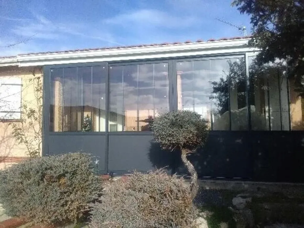 Installation d’une véranda aluminium vitrée sur façade de maison à Toulouse