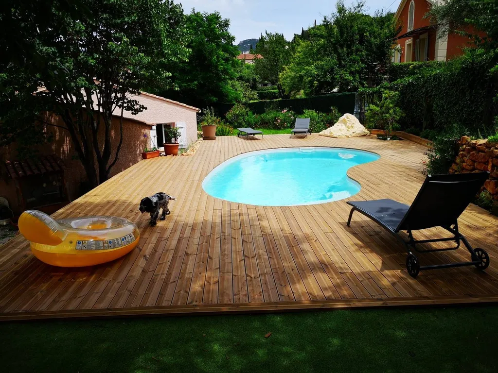 Piscine avec terrasse planchée
