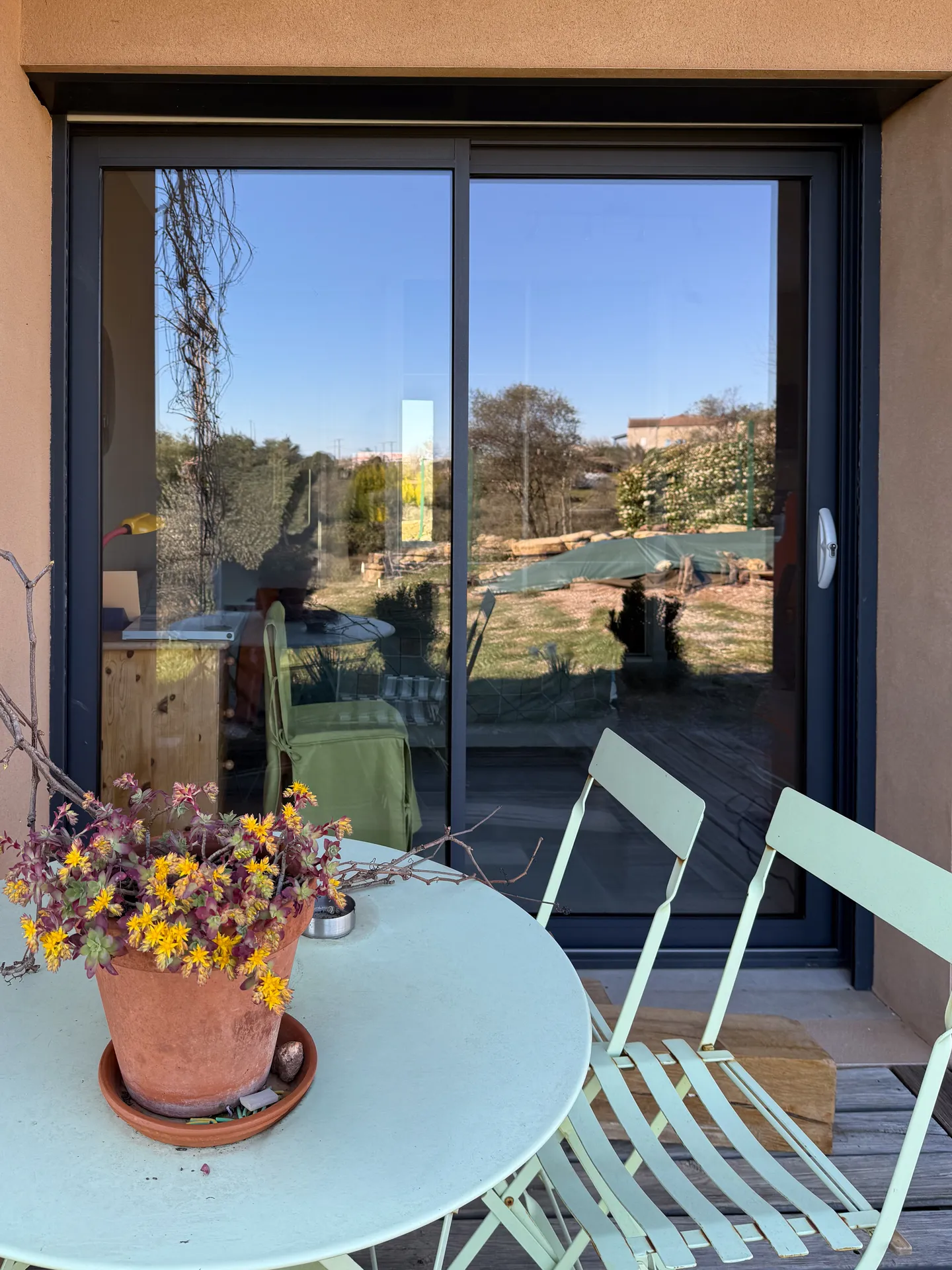 Menuiseries aluminium sur mesure avec BSO orientables : une réalisation RG Aluminium pensée pour la lumière et l’ouvertur