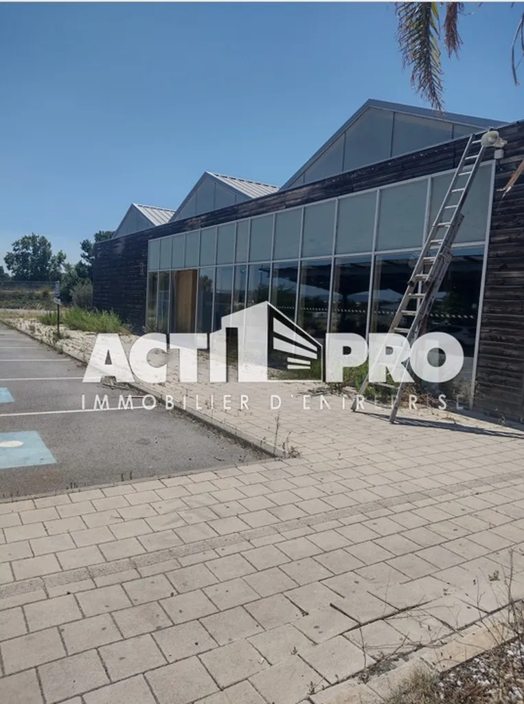 Local commercial à louer de 764 m² avec parking au Polygone Nord à Perpignan.