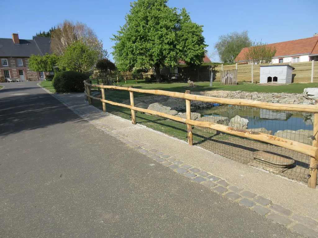 Installation de Clôture Décorative en Rondins de Bois Écorcés et Grillage pour Parcs et Grands Espaces à Elbeuf dans la Seine-Maritime 76