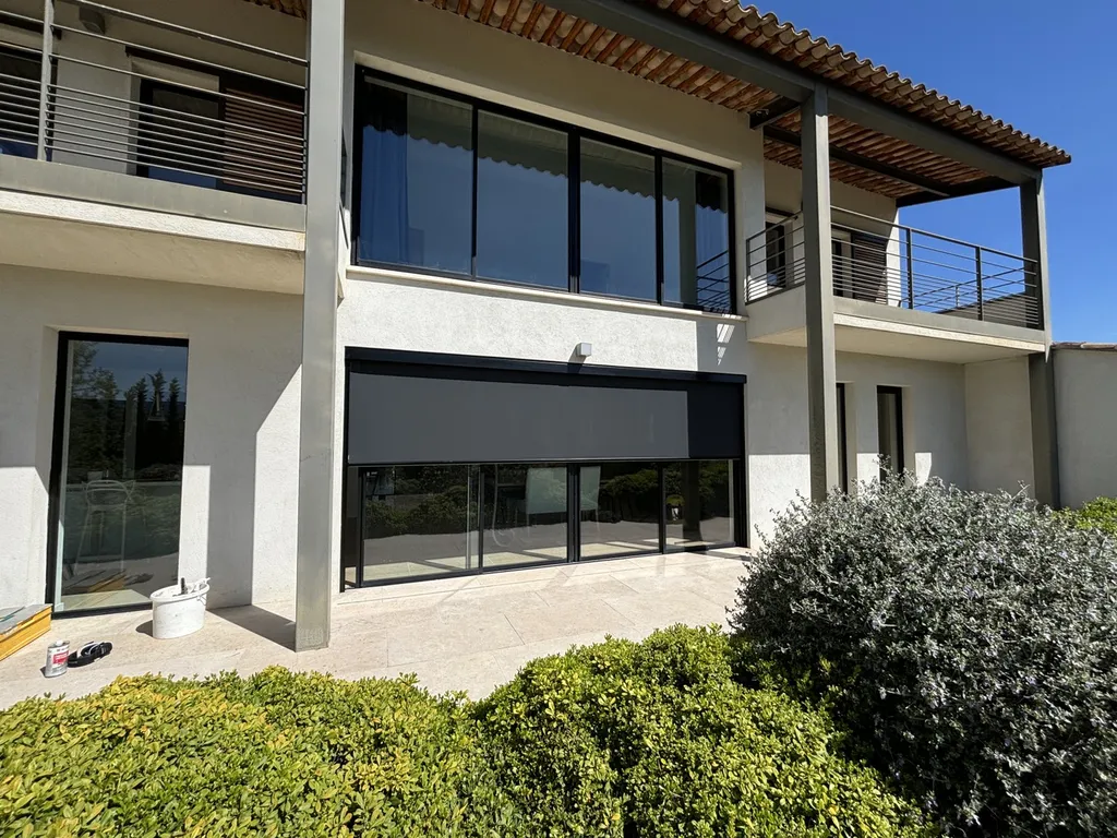 Pose de Store ZIP sur Mesure à Goult – Confort Thermique et Esthétique