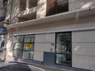 Bureaux à vendre avec vitrine, composés d’une salle d’attente et de six bureaux avec points d'eau, belle adresse sur le Quai Vauban en face du Tribunal à Perpignan dans les Pyrénées-Orientales.