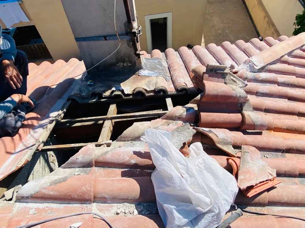 Réparation d’une toiture avec tour de cheminée sur Aix en Provence