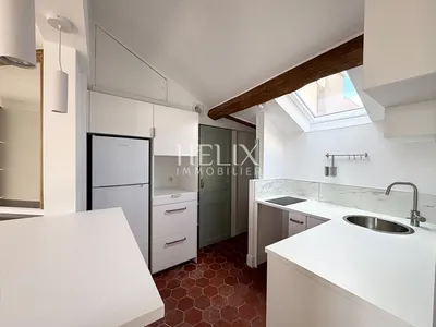 A louer un bel appartement situé au quatrième étage d'un immeuble ancien à Saint-Germain-en-Laye. 