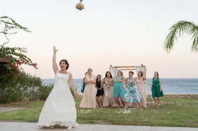 Organiser son mariage bohème les pieds dans l'eau et cérémonie laïque sur l'Ile de Rhodes en Grèce