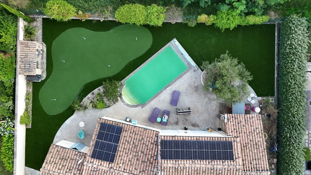 Aménagement putting green haut de gamme avec gazon synthétique technique et éclairage extérieur