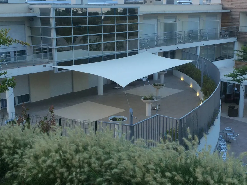 Voile d'ombrage sur mesure Bâtiment publique Alpes Maritimes 