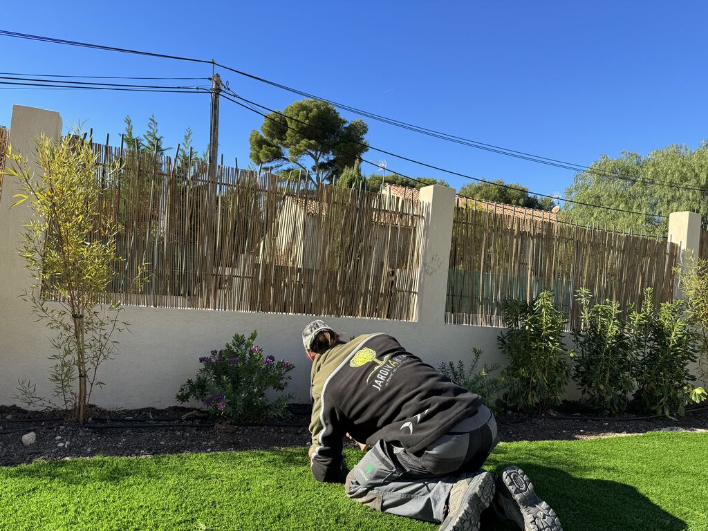 Création d’un jardin paysager avec gazon synthétique, palmiers et arrosage automatique pour villa à Sanary-sur-Mer