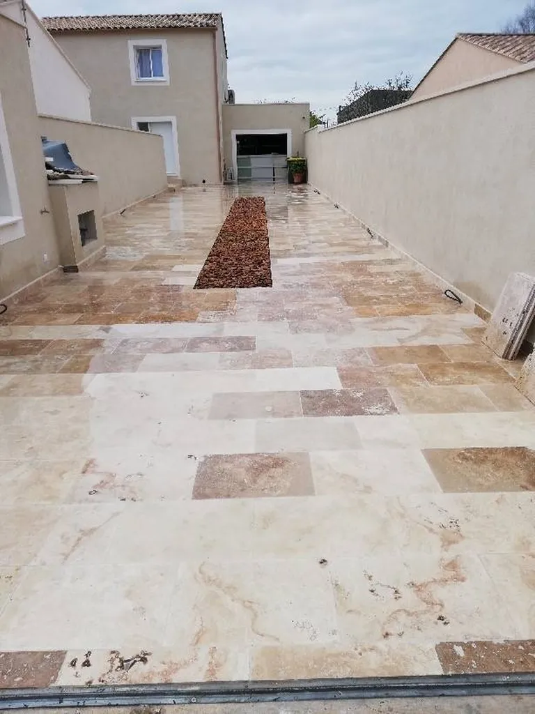 DALLAGE EXTERIEUR EN TRAVERTIN BEIGE COMMERCIAL