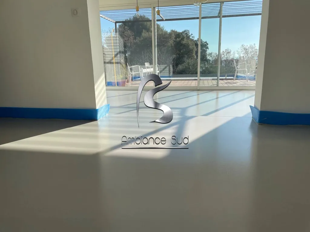 Sol en béton cire coulé décoratif à Merindol dans le Vaucluse