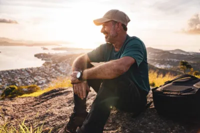 Artisan du BTP prenant un temps pour lui au coucher du soleil : instaurer durablement l’équilibre entre travail, confiance et sérénité personnelle.