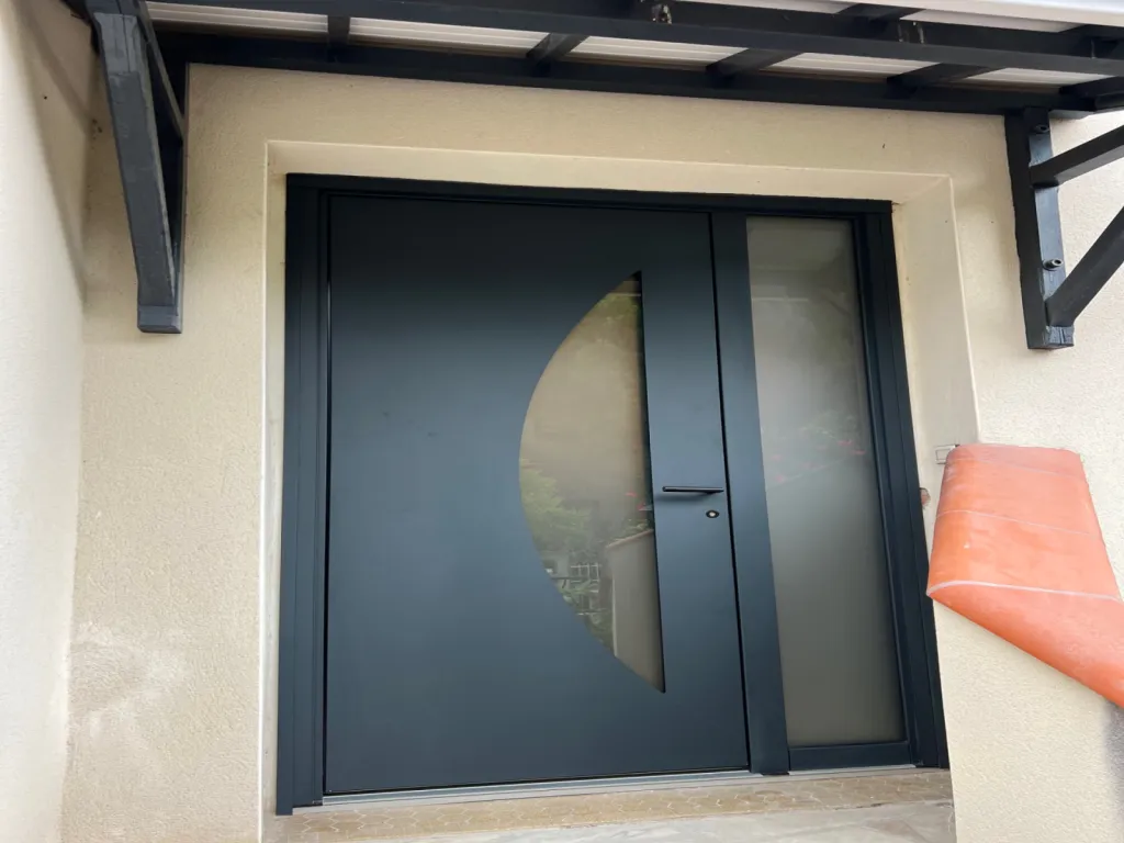 Installation porte d’entrée aluminium Ange-Line sur mesure avec fixe latéral et triple vitrage dépoli à Toulouse