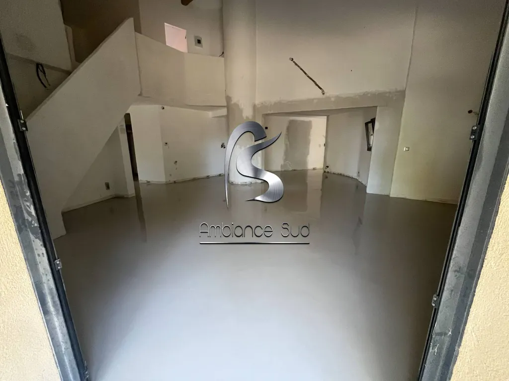 Photos avant et après d’une rénovation de sol dans une maison avec notre résine minérale effet béton ciré à Rognes à côté d’Aix-en-Provence