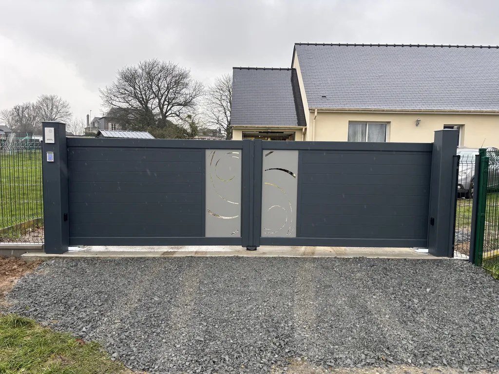 Pose de Portails en Aluminium Motorisés, Modèle Battant ou Coulissant Sur-Mesure à Pont-l'Évêque dans le Calvados 14 et Saint-André-d'Hébertot