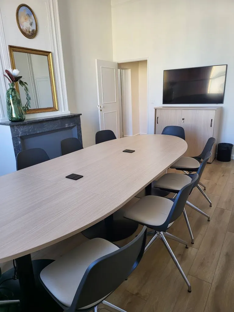 Table de réunion ENSEMBLE ovale Buronomic installée à Aix-En-Provence