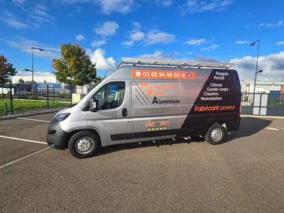 Pose de semi-covering noir et marquage publicitaire sur un véhicule professionnel pour l'entreprise HP Aluminium à Erstein
