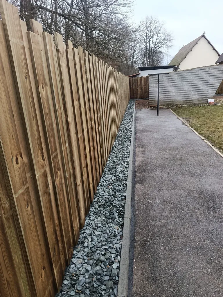 Création d'une clôture en bois sur-mesure à Cléon : remplacement d'une haie de thuyas