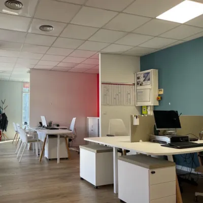 Aménagement professionnel moderne à Bordeaux, pour une agence d’aide à domicile, par l’Atelier D. architecte d’intérieur à Bordeaux.