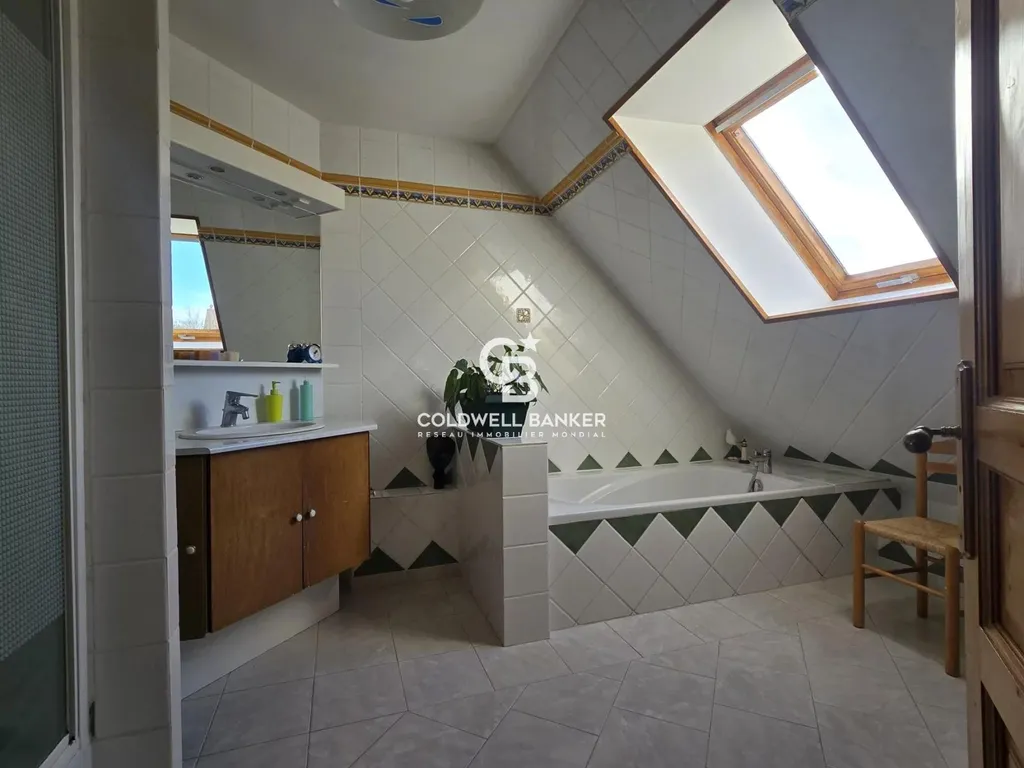 Vente maison spacieuse à Gazonfier, Le Mans, avec terrasse sans vis-à-vis, jardin clos et sous-sol complet pour confort et praticité
