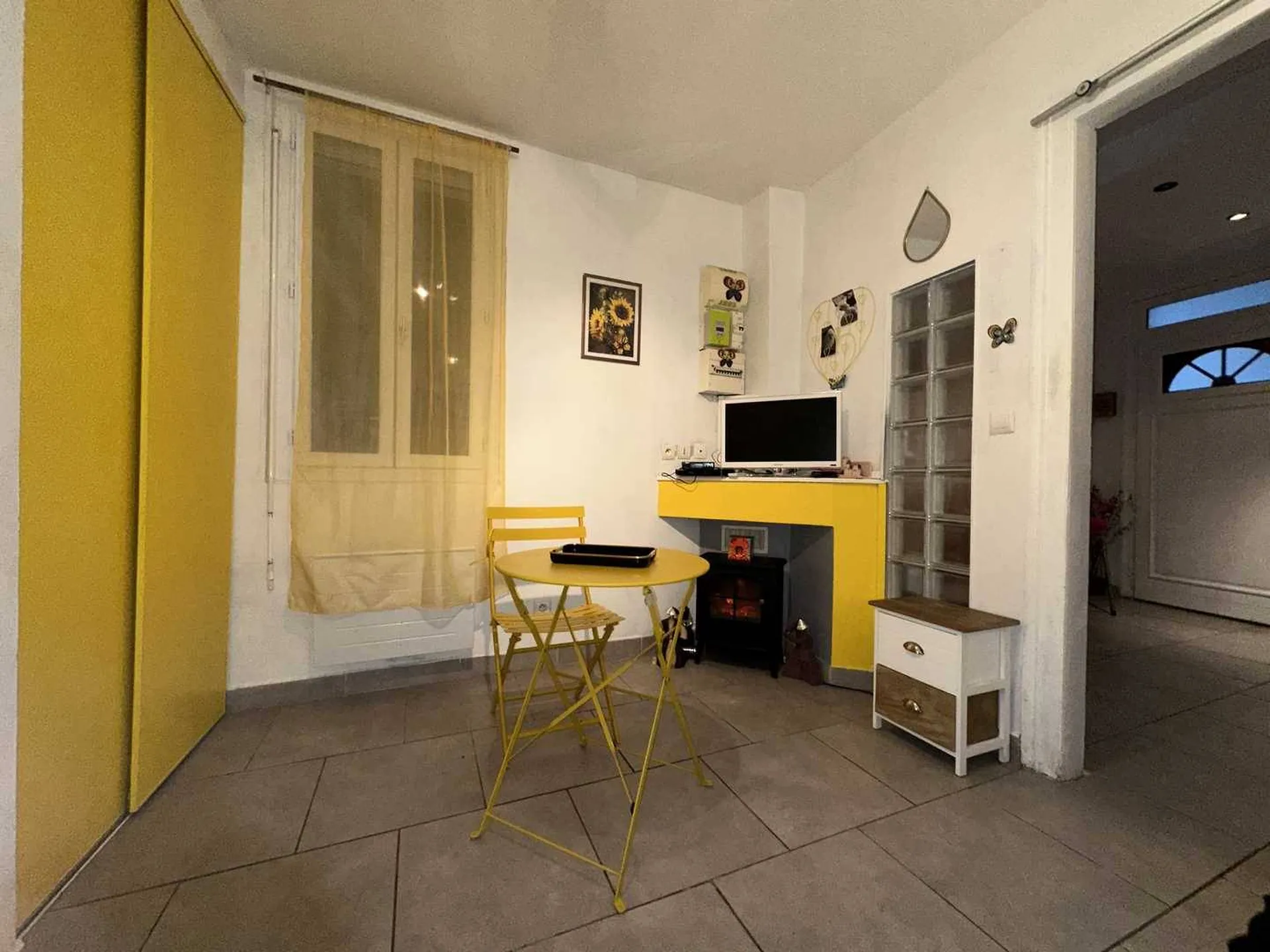 A vendre studio harmonieux au cœur de Dieppe, 24m2 intelligemment aménagés, avec débarras, cave et emplacement stratégique.