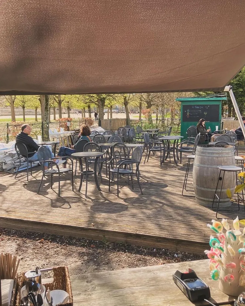 Goûter en terrasse ensoleillée à Saint-Germain-En-Laye : découvrez la Guinguette 1124