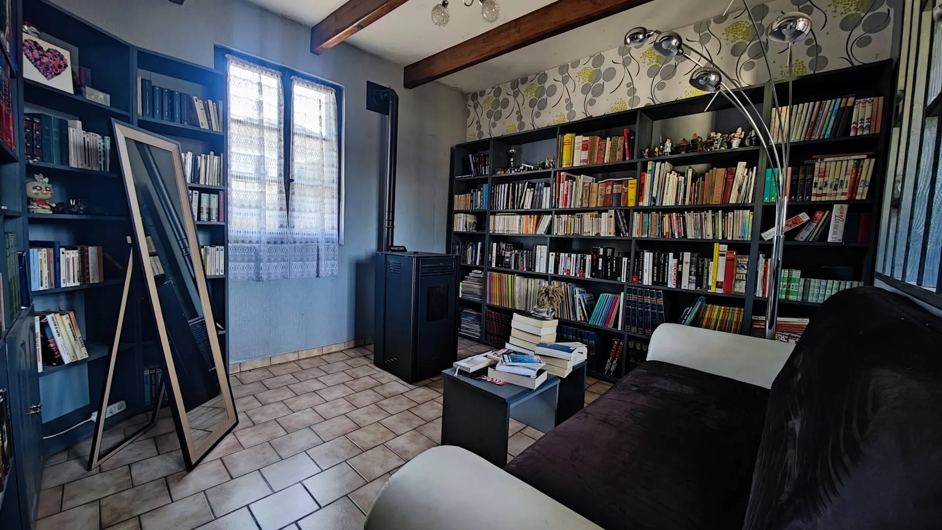 Longère de 135 m² habitables, bâtie sur un terrain de 2688 m² paysagé et clos.