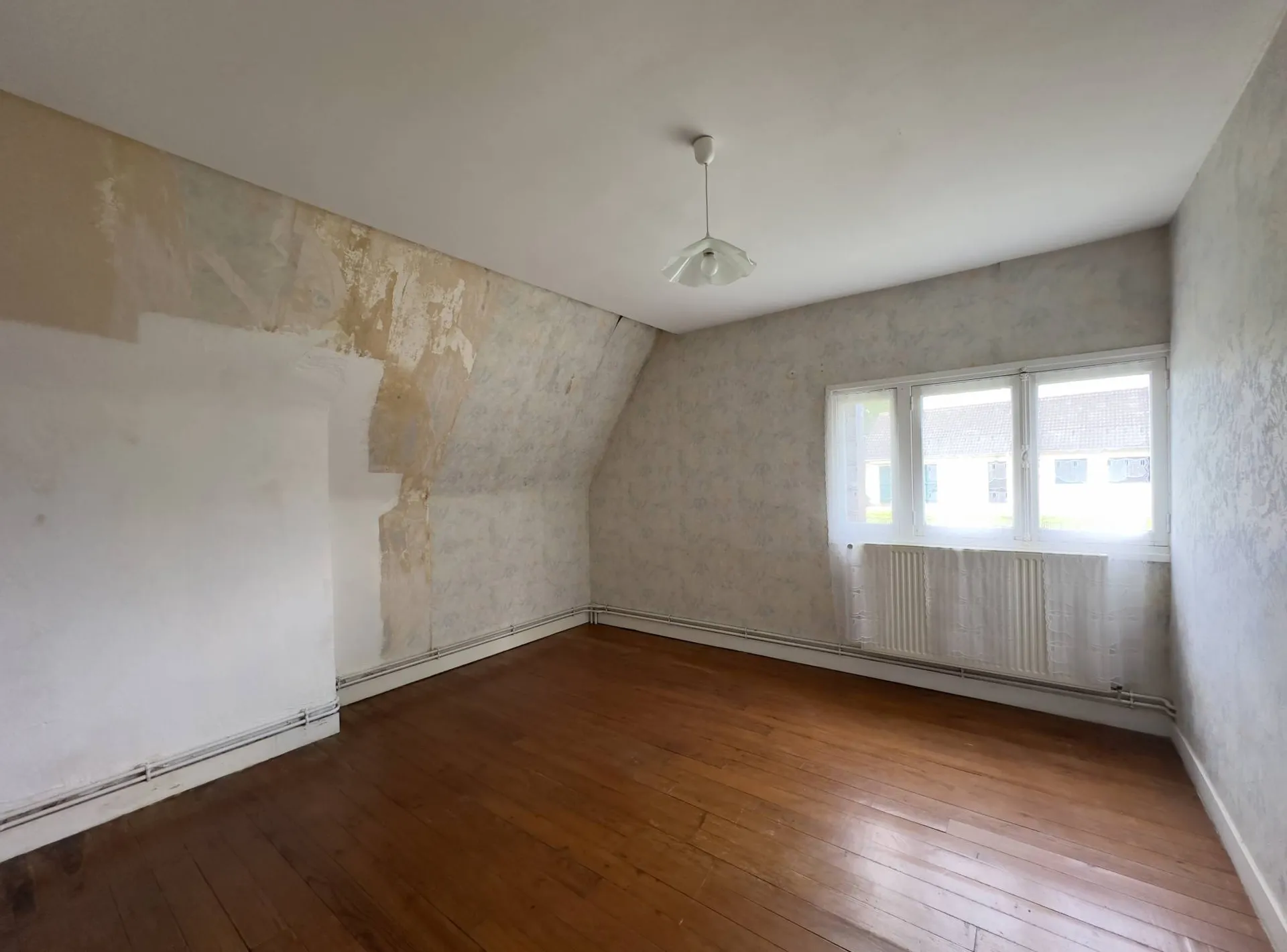 A vendre maison avec renovation en Normandie au calme.