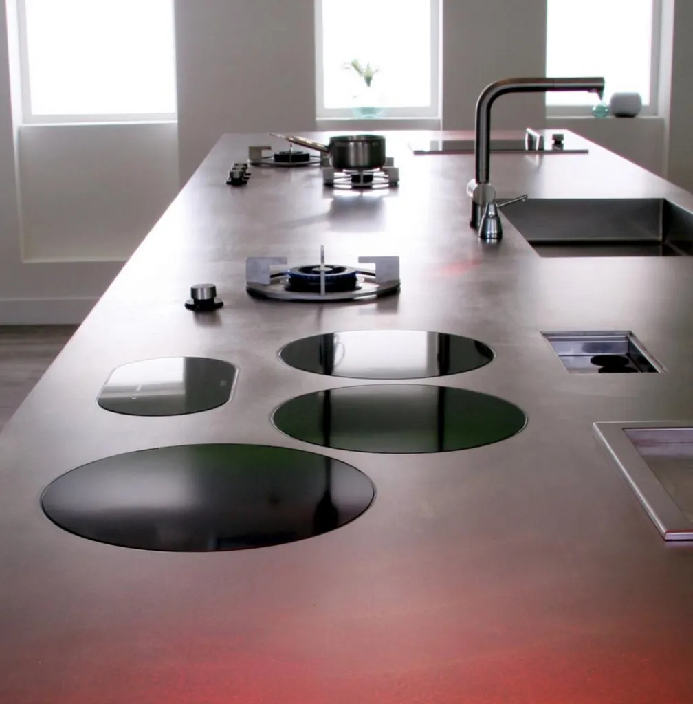 Plan de travail inox sur mesure avec plusieurs endroits de cuisson pour cours de cuisine Saint Tropez