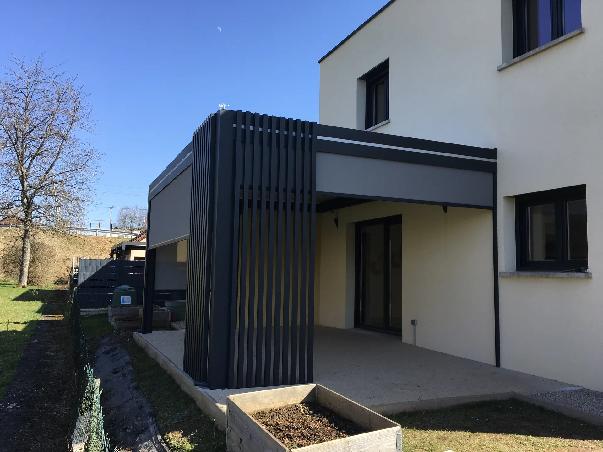pergola bioclimatique en aluminium gris foncé 7016 avec brise vue à Danjoutin