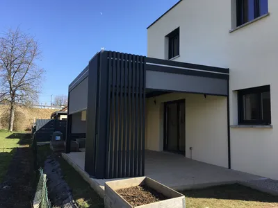 pergola bioclimatique en aluminium gris foncé 7016 avec brise vue à Danjoutin