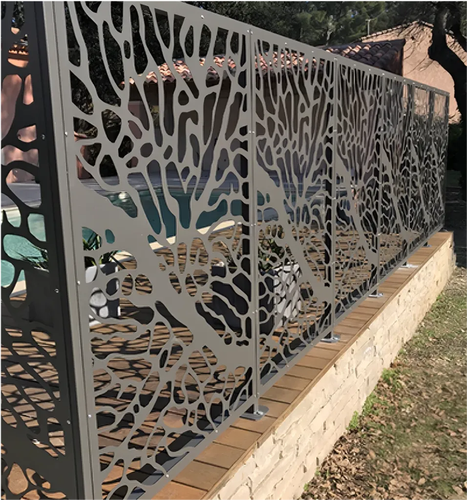 Ferronnerie d'art sur mesure à Lançon-de-Provence : fabrication de pergolas, garde-corps, portails, menuiseries métalliques et escaliers dans les Bouches-du-Rhône et PACA.