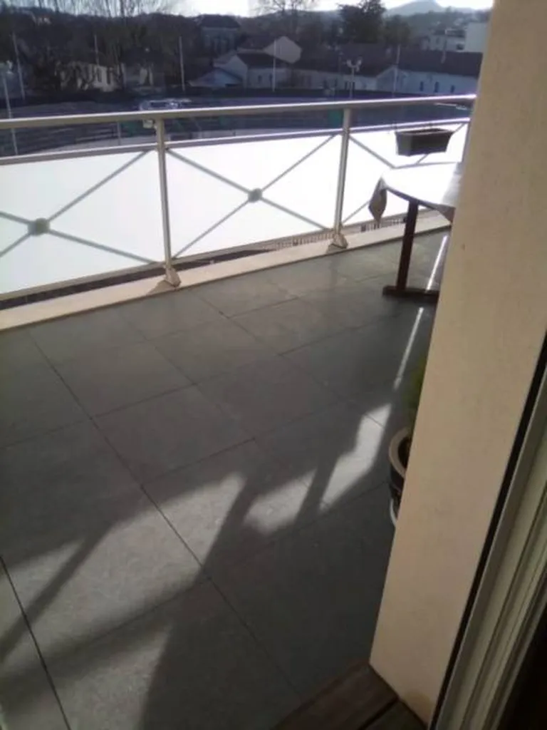 DALLAGES INTERIEURS EN PIERRE NATURELLE DE CASTELLA GRISE / CENIA AZUL EN FINITION BROSSEE 