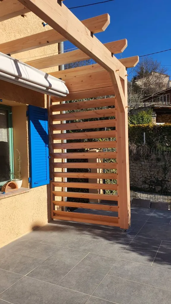 Fabrication et pose d'une pergola bois pour villa dans le Var