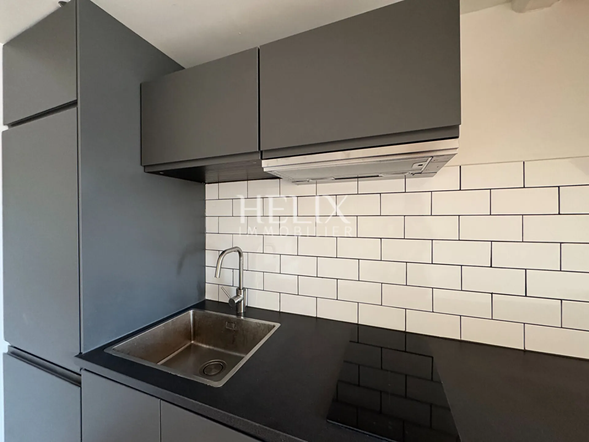 Idéal investisseur , un pied à terre à Saint Germain en Laye, un bel appartement entièrement refait à neuf situé au 4ème et dernier étage d'un immeuble ancien Place du marché, calme et tranquillité.