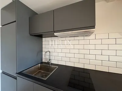 Idéal investisseur , un pied à terre à Saint Germain en Laye, un bel appartement entièrement refait à neuf situé au 4ème et dernier étage d'un immeuble ancien Place du marché, calme et tranquillité.