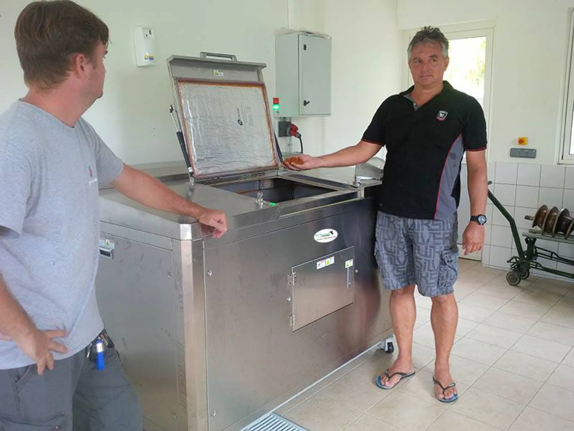 Eco-Digesteur permet un compostage sur site des déchets alimentaires issu du CJA de Arue a Tahiti