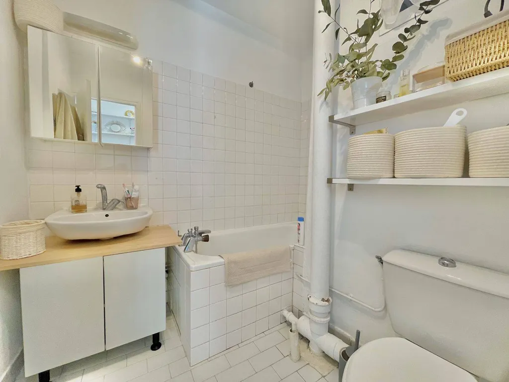 dernier étage 2 Pièces au coeur des Batignolles 75017