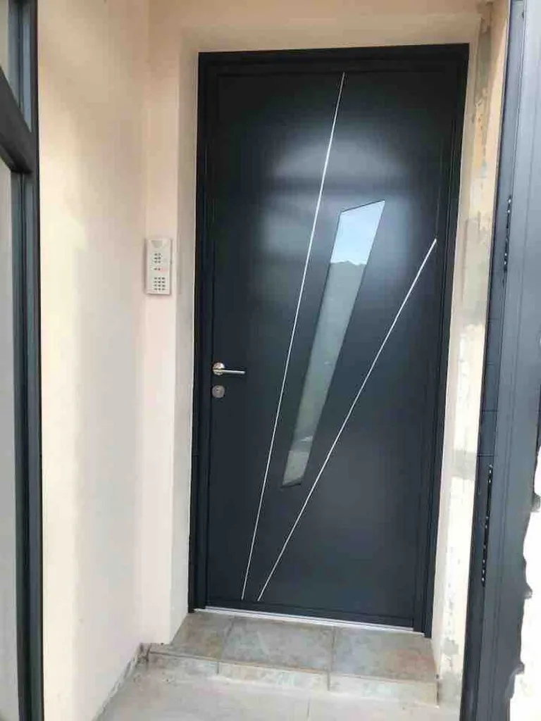 Porte d'entrée design sécurisée haut de gamme K-Line sur Port de Bouc
