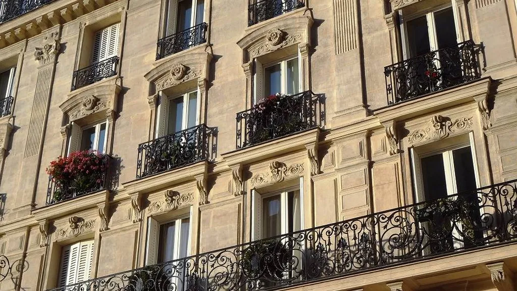 Mise à disposition d’un employé d’immeuble à Toulon pour syndics et copropriétés : service professionnel, régulier et externalisé assuré par HEMA Services Pro