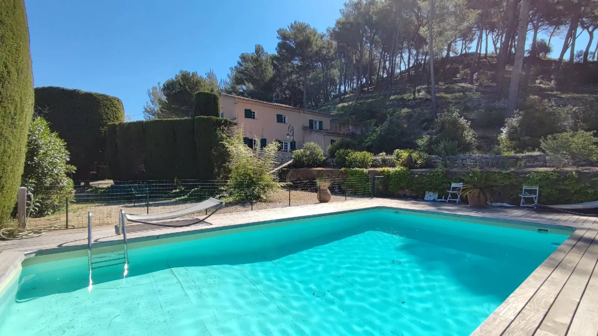 Cassis dans les vignes - Mas provençal avec piscine bénéficiant d'une vue campagne exceptionnelle   