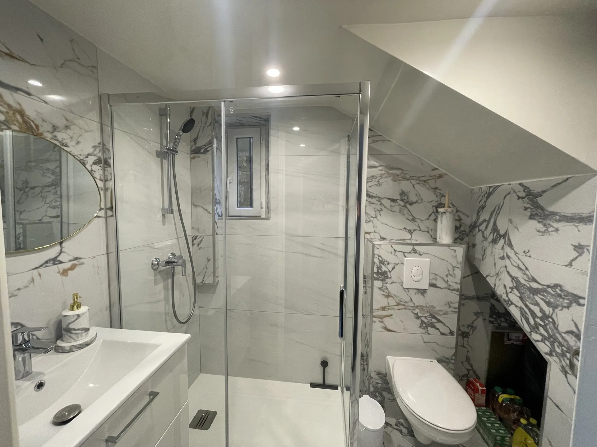 Salle de bain maison rénovée avec grand jardin en vente chez Helix immobilier le Vésient