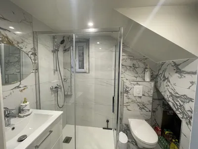 Salle de bain maison rénovée avec grand jardin en vente chez Helix immobilier le Vésient
