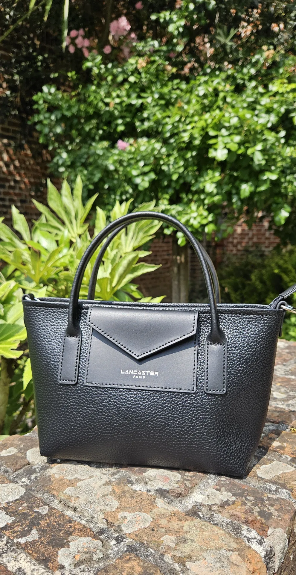 Petit sac Lancaster noir disponible chez Evasion Eu