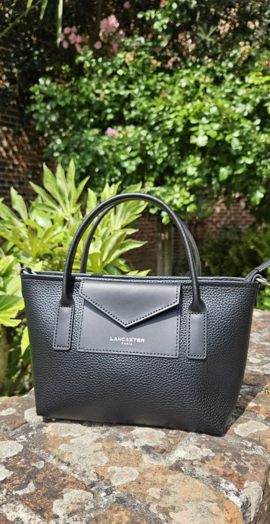 Petit sac Lancaster noir disponible chez Evasion Eu