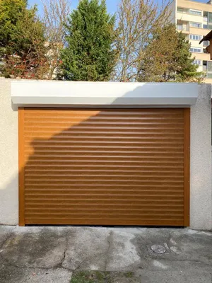 Porte de garage enroulable sur mesure avec  motorisation Somfy sur Le Bouscat non loin de Bordeaux