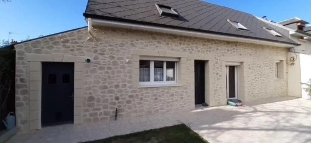 Ravalement enduit de façade aspect pierre maison de caractère port Jerome sur Seine proche Le Havre 