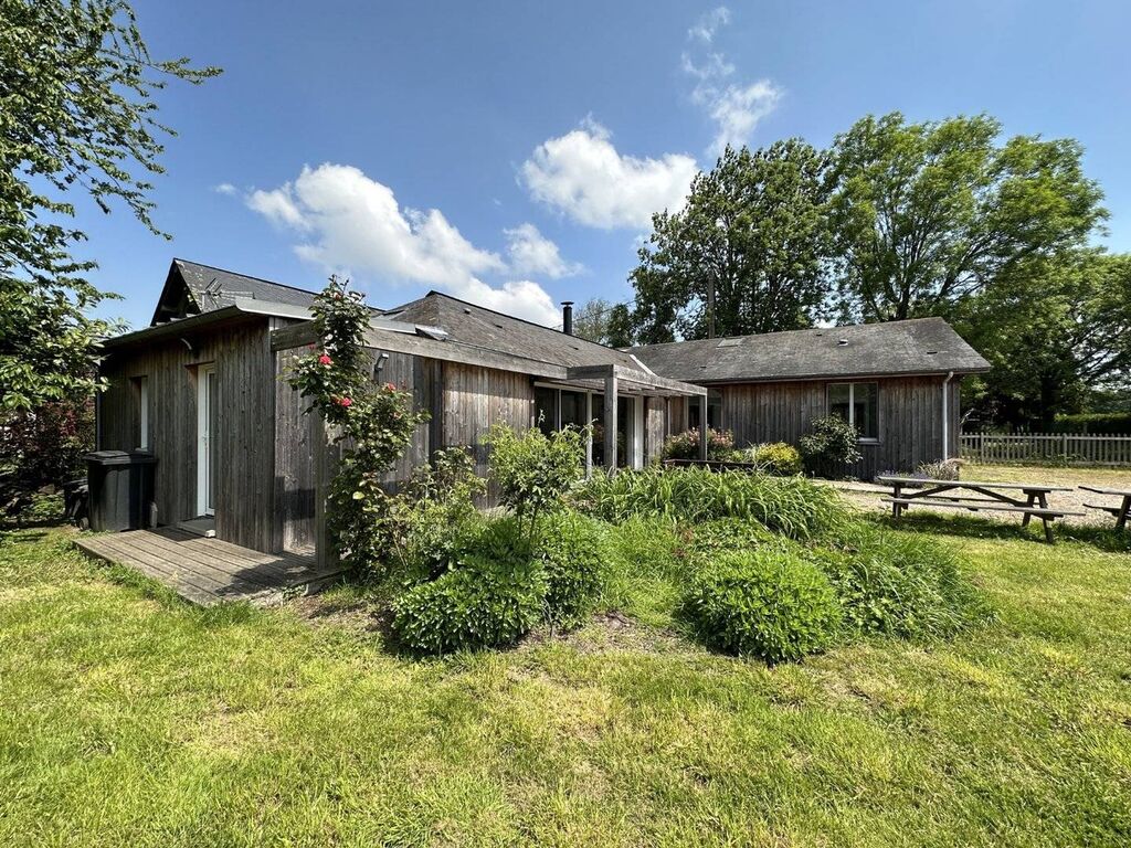 Vends ensemble immobilier, offrant un cadre de vie idyllique pour les passionnés d'équitation, les professionnels du monde équestre.